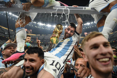 Nikon magazine -  photographing football 