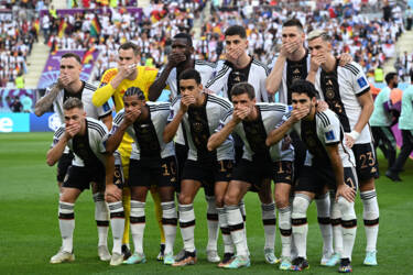 Nikon magazine -  photographing football 