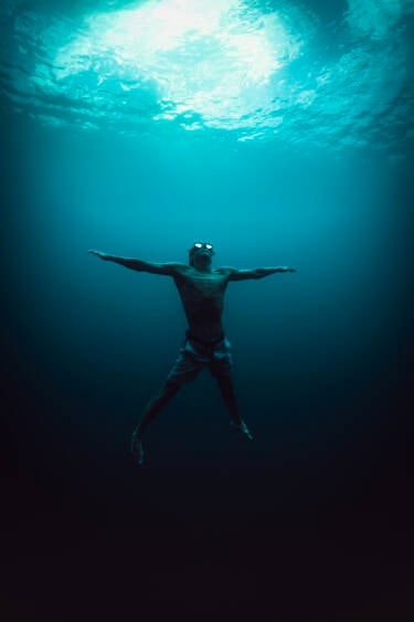 Nikon magazine - George Karbus underwater with the ZR
